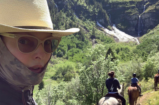 Прогулки на лошадях и селфи без макияжа: Линда Евангелиста путешествует по Юте Новости