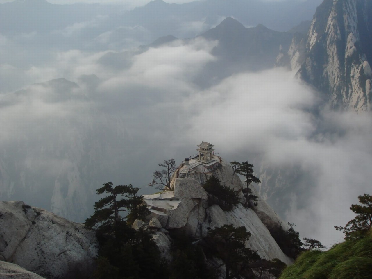 Тропа смерти (Huashan Mountain). Слабонервным лучше даже не смотреть. Тропа смерти (Huashan Mountain). Слабонервным лучше даже не смотреть.
