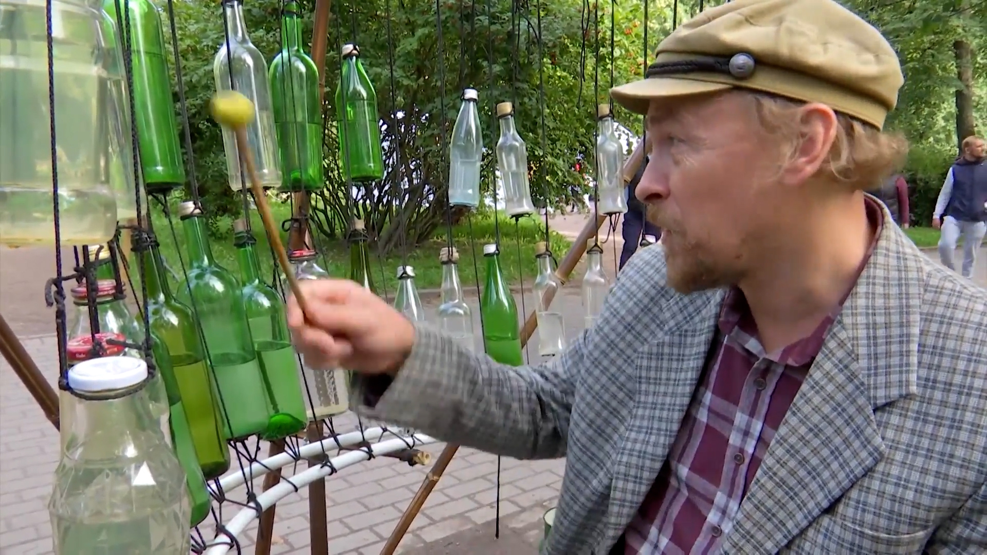 Музыка из стеклянных бутылок льется по тропинкам Александровского парка в Петербурге