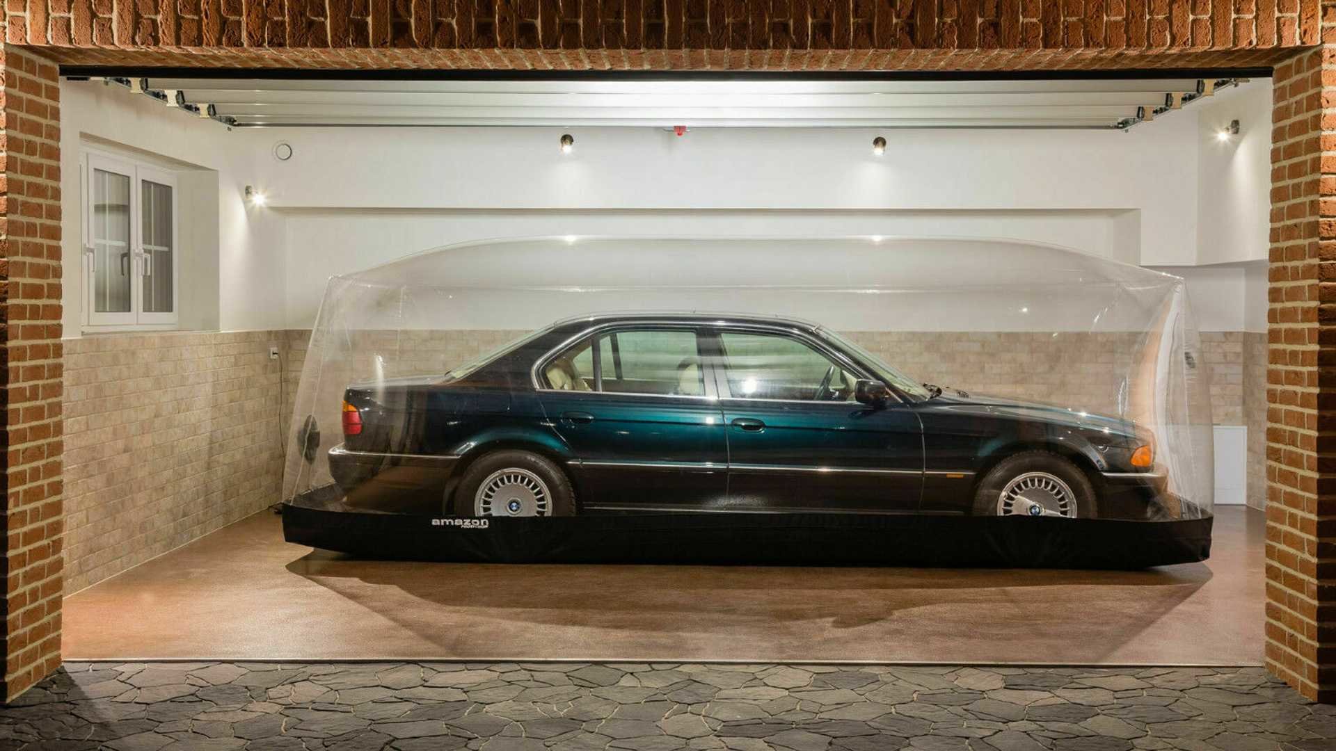 Поляк 20 лет хранил BMW E38 под пластиковым колпаком 