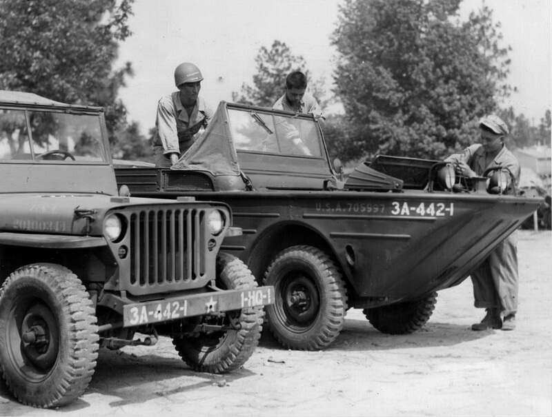 ​Бойцы 100-го батальона 442-й полковой группы США (американцы японского происхождения) у внедорожника «Виллис» (Williys MB) и автомобиля-амфибии Ford GPA - Неизвестный спецназ Красной армии  | Warspot.ru