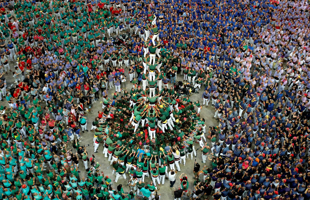 Испанские «башни» из людей Испанские «башни» из людей испания