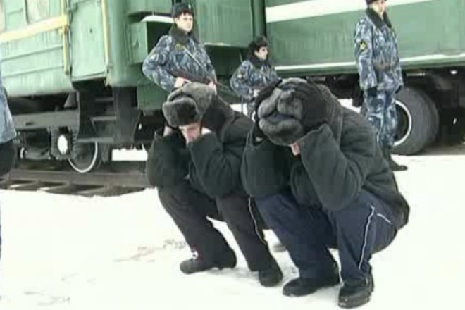 Почему в тюрьме всегда сидят на корточках корточках, именно, постоянно, точки, отдыхать, таким, образом, бывает, своей, очереди, досмотр, приходится, ждать, часамиС, медицинской, ничего, зрения, преступники, хорошего, такой