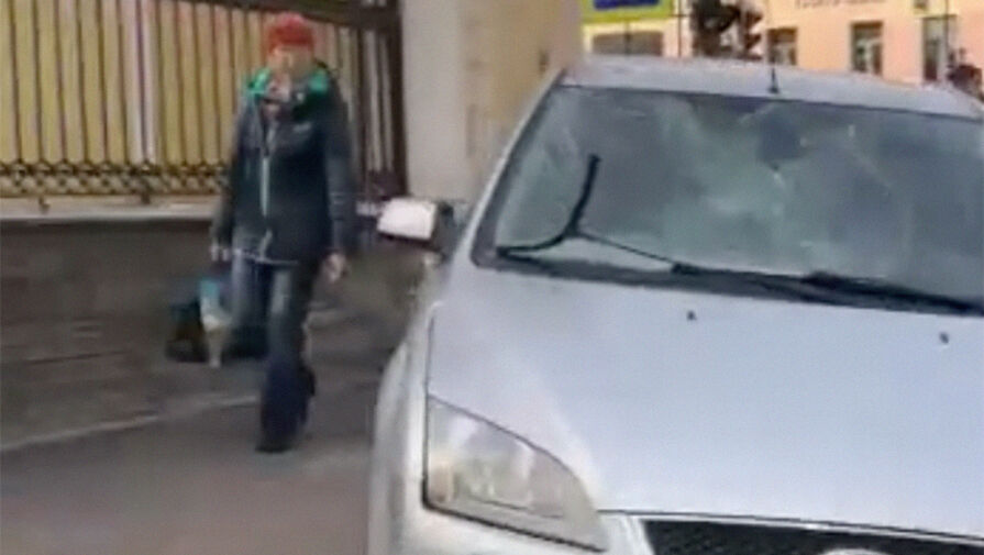 В Санкт-Петербурге водитель на Ford Focus сбил трех человек на тротуаре