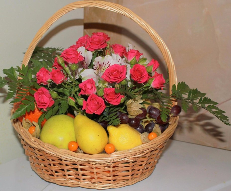 Фото корзина с фруктами и цветами фото и