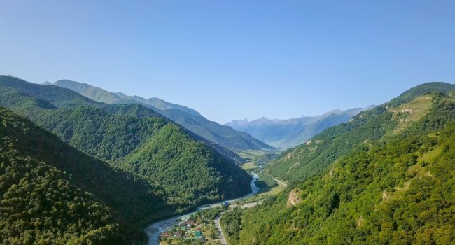 Россия. Домбайская поляна. Flight in the Caucasus Mountains. Opens the panorama of the mountain range. Karachay-Cherkess Republic, Russia. Фото Mayk