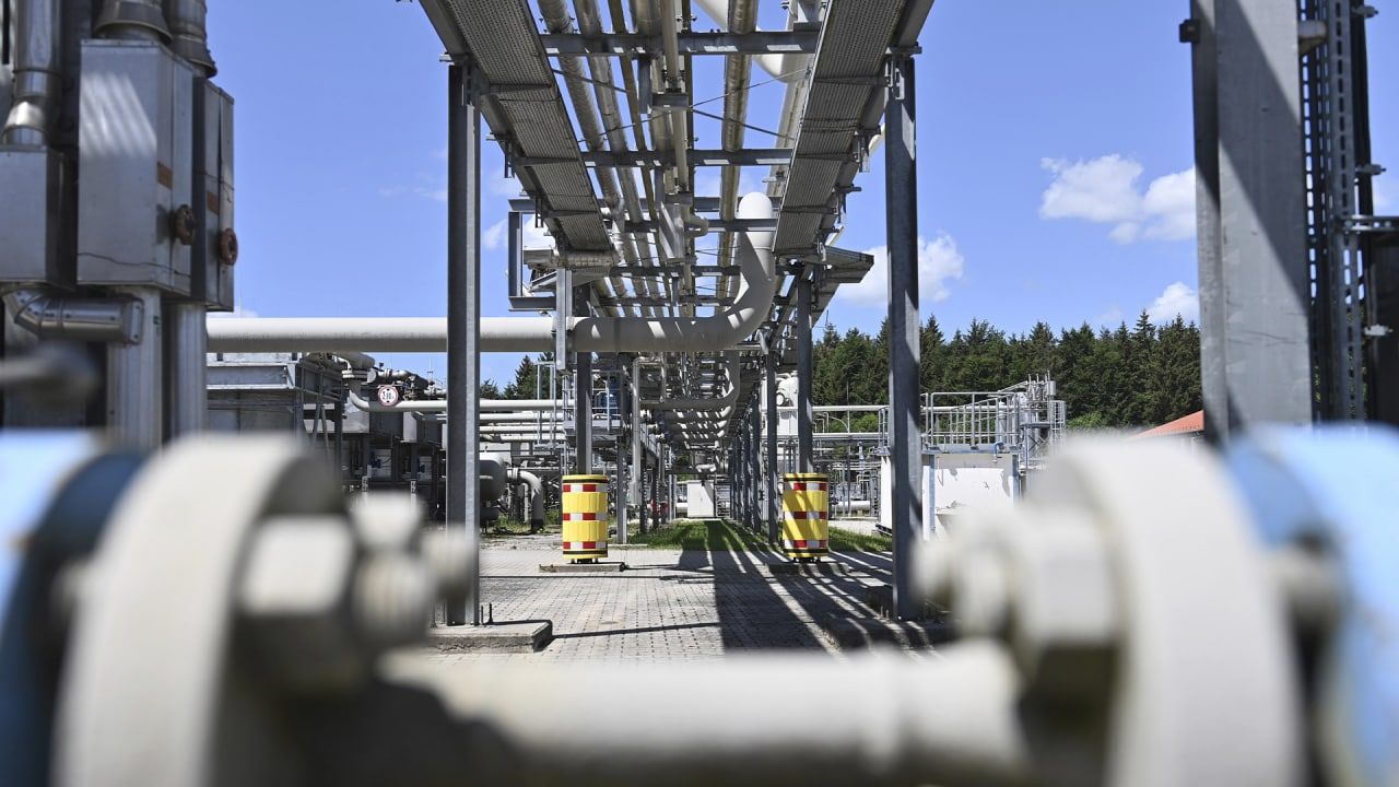 Стоимость газа упала ниже 1650 долларов впервые с июля Стоимость газа упала ниже 1650 долларов впервые с июля Экономика