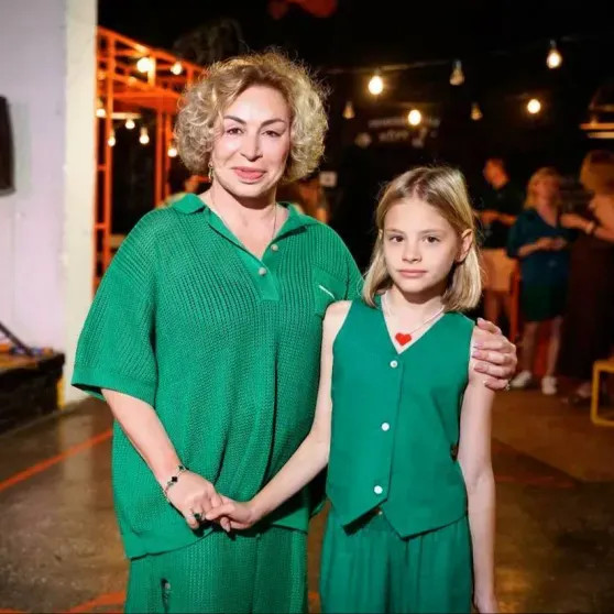 «Ты наградила меня званием "бабушка"»: Симона Черноморская поздравила внучку Алису с 12-летием