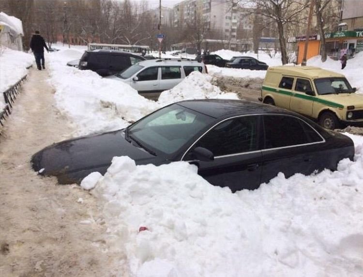 Пешеходная дорожка в Саратове, протоптанная по капоту автомобиля Пешеходная дорожка в Саратове, протоптанная по капоту автомобиля
