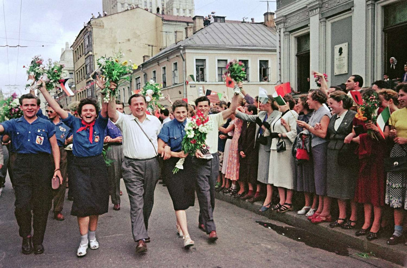 Хрущевская оттепель на деле: 34 000 иностранцев на фестивале в Москве в 1957 году