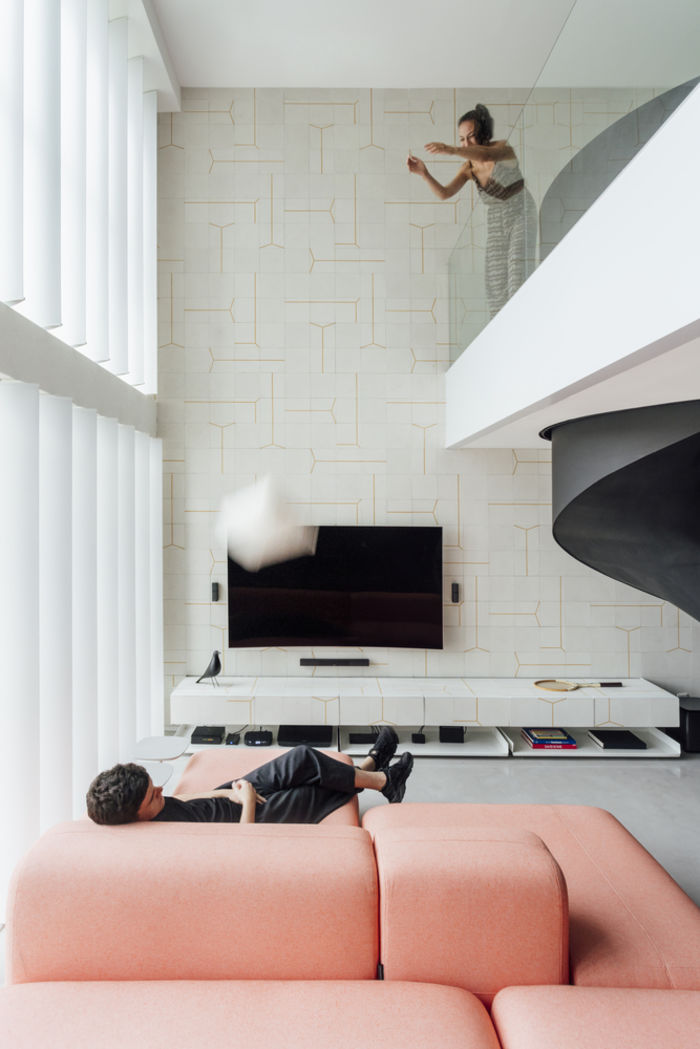 Очень стильный лофт с невероятной черной лестницей интерьер и дизайн