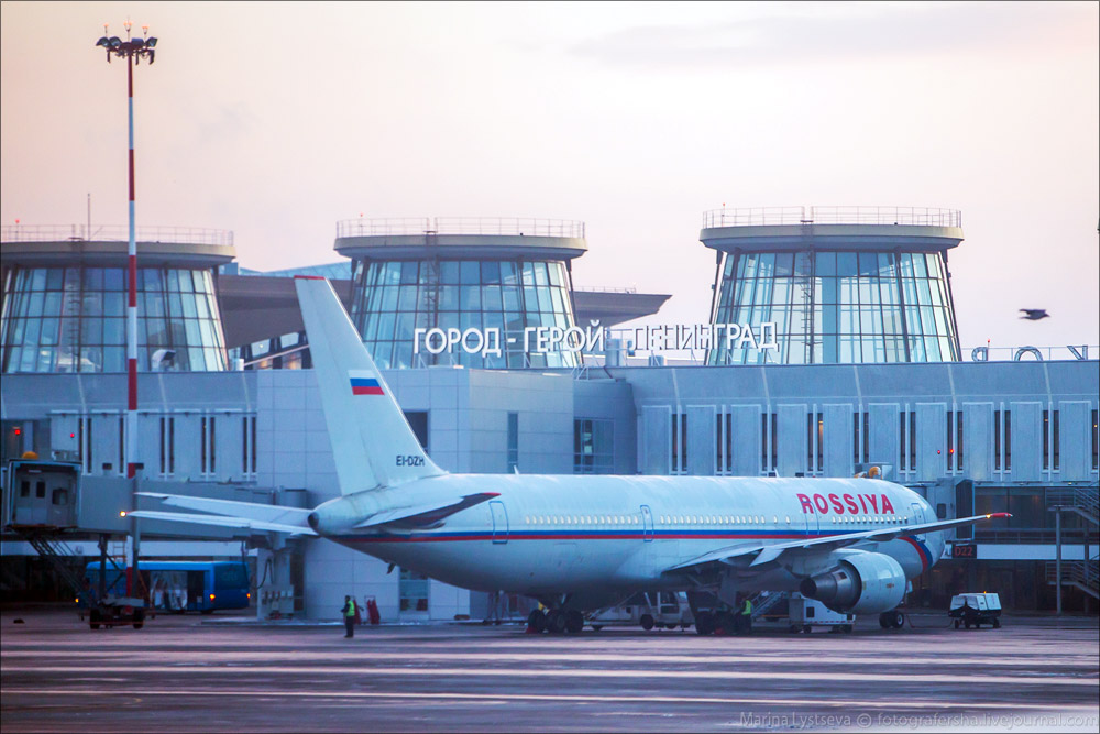 Авиа санкт петербург. Аэропорт Пулково Россия. Аэропорт Пулково самолеты. Самолёт Россия в аэропорту Пулково. Самолеты в аэропорту Пулково 1.