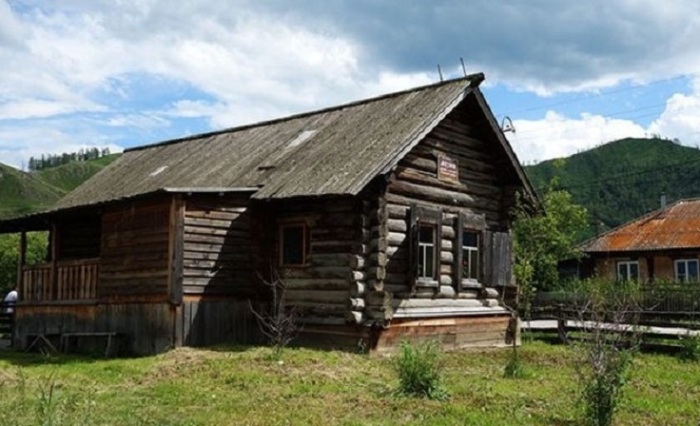 Скромное жилище на улице деревни Айдара.