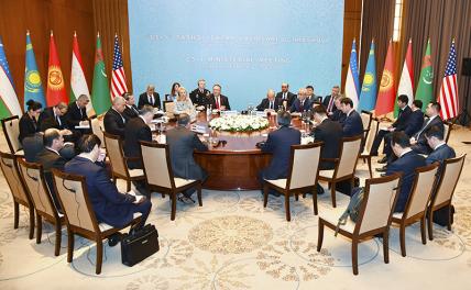 На фото: госсекретарь США Майк Помпео (на дальнем плане по центру слева) во время министерской встречи в формате "Центральная Азия - США" ("С5+1")