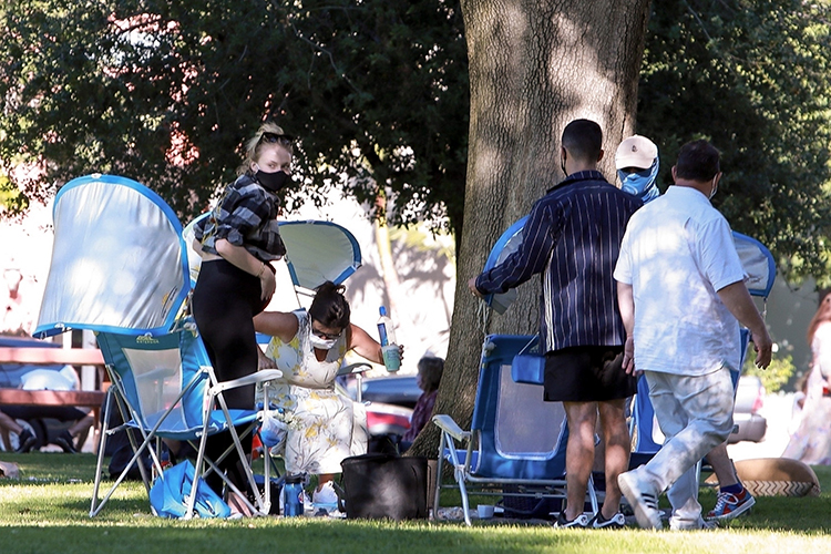 В ожидании чуда: Софи Тернер и Джо Джонас на семейном пикнике Дети,Беременные звезды