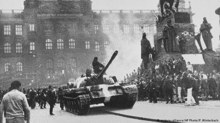 Советские войска на улицах Праги, 1968 год