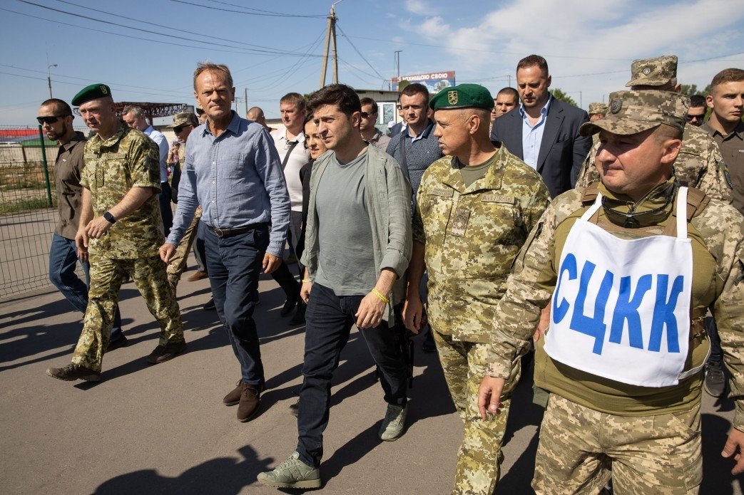 Зеленский и Туск попозировали для фото у разрушенного моста в Станице Луганской