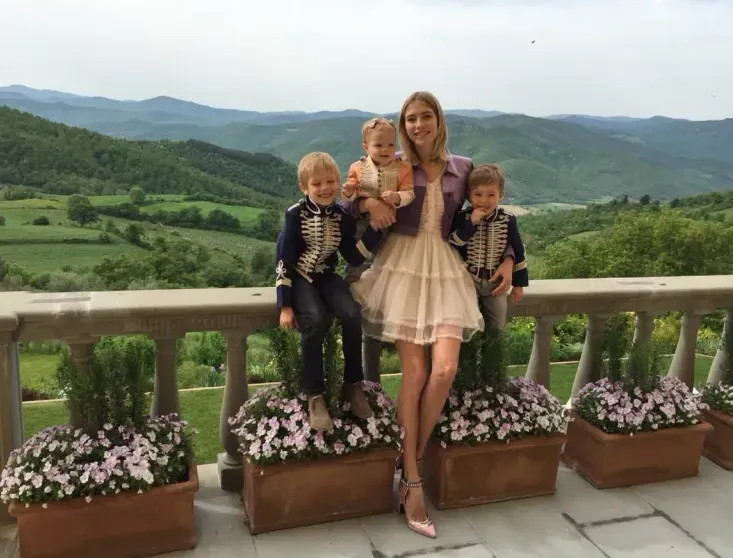 Елена Перминова показала архивные фото с дочерью от миллиардера в честь её 12-летия Перминова, дочерьюЕлена, рождения, братом, Елена, дочери, Елены, очень, Александр, после, Лебедев, который, Ариша, дочерьюАринаЕлена, растёт, детьмиЕлена, родила, Тарасом, миллиардеромМои, бойфрендом