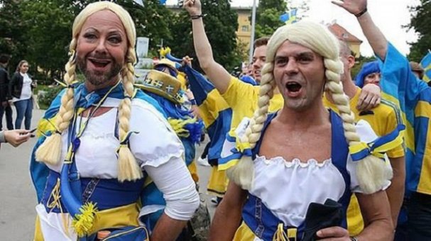 Запад нагнул Украину в позу ЛГБТ