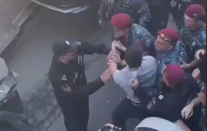 В Сети появилось видео, где полиция Армении избивает оппозиционного депутата Симоняна