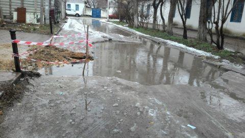 Ледяная севастопольская прорубь - ловушка для автомобилей и пешеходов (фотофакт)