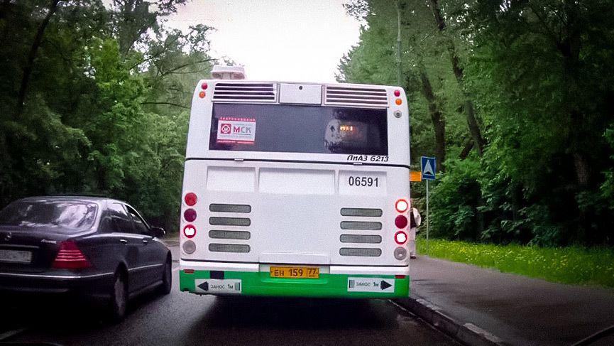 Можно ли объезжать автобус через сплошную линию, если он стоит на остановке