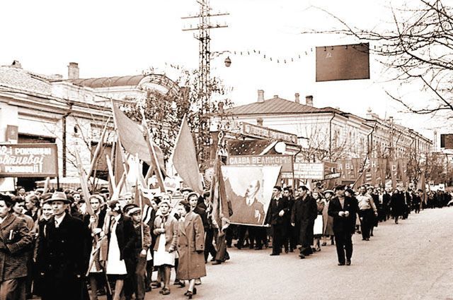 После 1954 года лозунги для демонстраций писали на двух языках. 