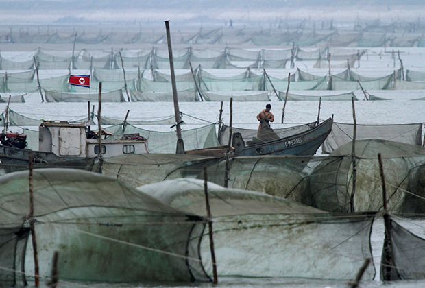 Северокорейские рыбаки недалеко от китайской границы