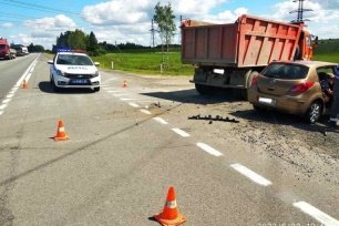 В Череповецком районе произошло ДТП: водитель КамАЗа не пропустил иномарку