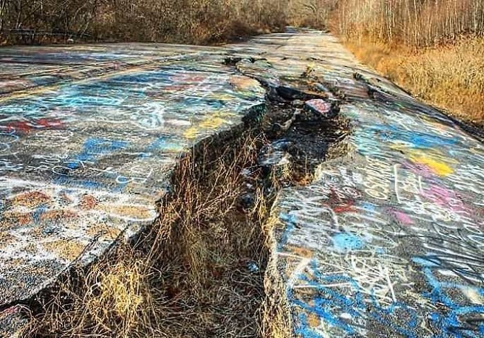 Заброшенное шоссе в Пенсильвании полностью покрыто граффити данным, Пенсильвания, примерно, чтобы, Сентрейлии, состоит, горит, землёй, Уголь, вокруг, земли, выжженной, шоссе, растрескавшегося, праздникуСейчас, город, потухнет, национальному, подготовиться, лучше