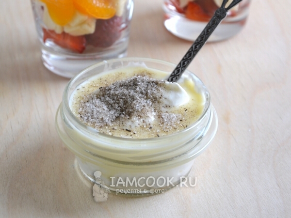 Соединить сметану со сгущенкой и ванильным сахаром