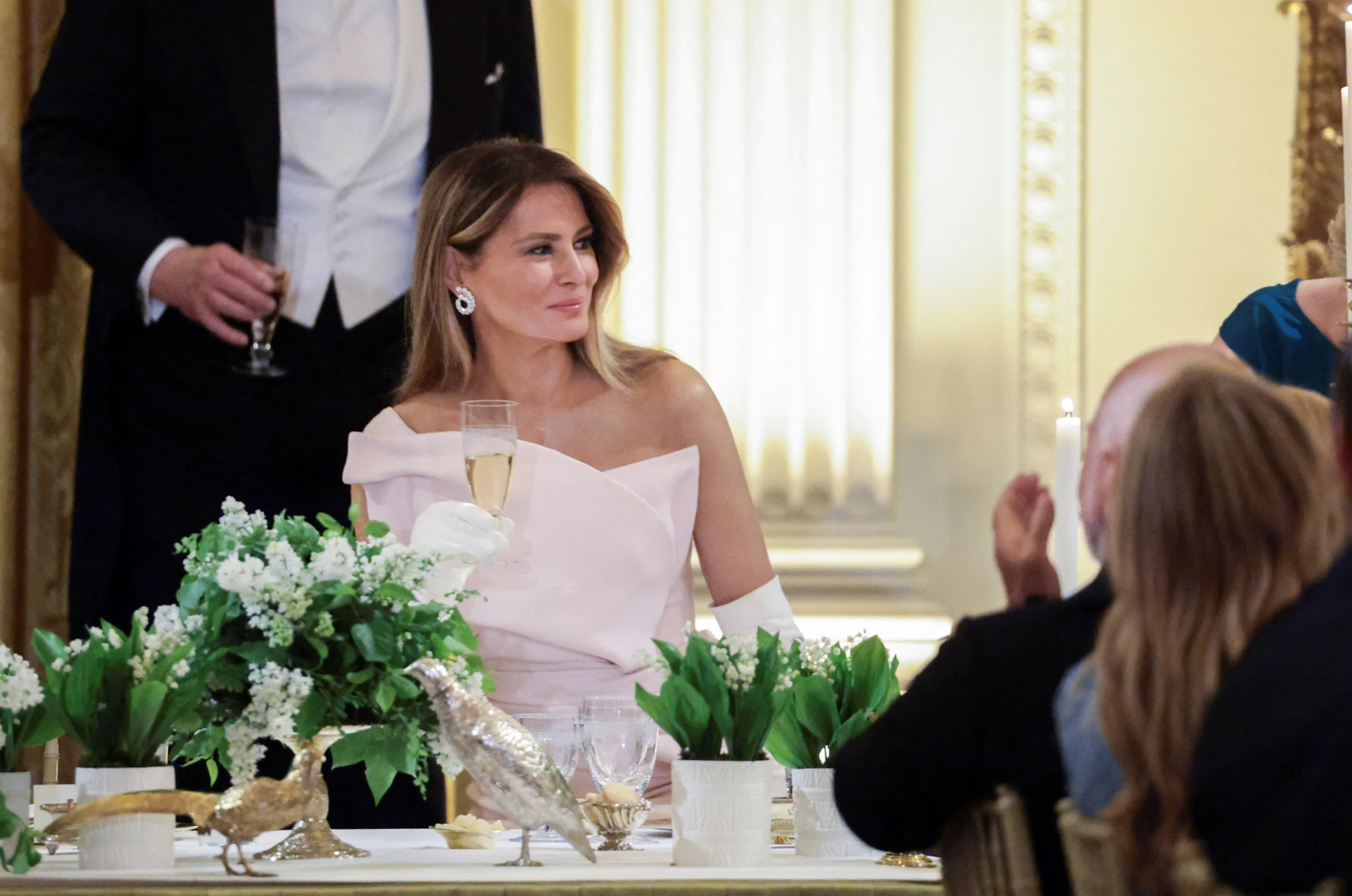 В платье цвета клубничного йогурта и белых перчатках: Мелания Трамп на банкете в Белом доме Трамп, Мелания, королева, Камилла, Дональд, королевы, Великобритании, королевской, семьи, которые, Fiona, торжественный, Clare, фотосоцсетиНа, Елизавета, король, ужина, клуба, своей, платье