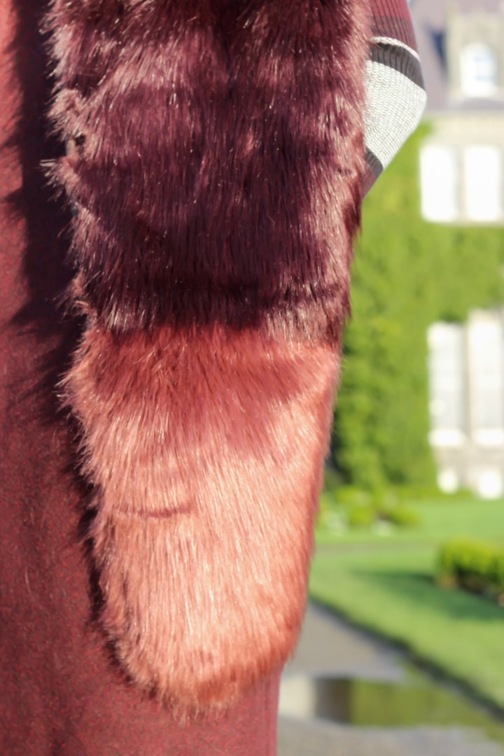 burgundy sleeveless jacket and fur stole 14