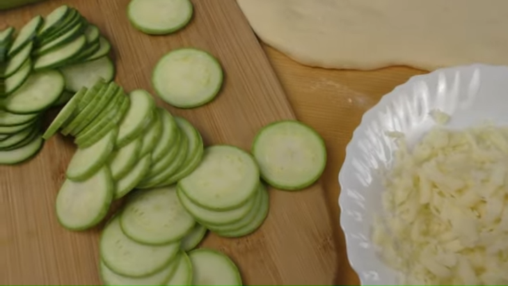 Кабачки вместо хлеба - домашняя выпечка масло, пленкой, слегка, хорошо, минут, времени, маслом, растительное, щепотку, немного, нарезаем, молоко, прессованные, каждую, ароматным, зубТесто, паприки, измельченный, булочкам, чеснок