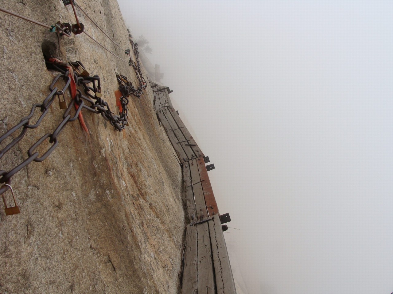 Тропа смерти (Huashan Mountain). Слабонервным лучше даже не смотреть. Тропа смерти (Huashan Mountain). Слабонервным лучше даже не смотреть.