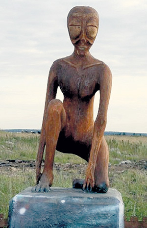 Памятник инопланетянину в Молебке нравится не всем уфологам. Фото с сайта Molebka.ru