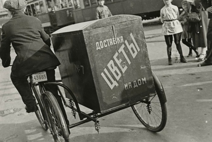 Доставка цветов на дом. СССР, Москва, 1934 год. Автор фотографии: Борис Игнатович.