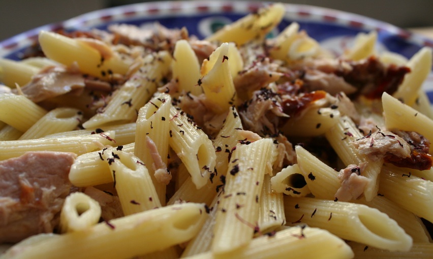 Макароны с сыром и грибами в духовке. Лягур шыпс. Макароны с тунцом. Паста с тунцом и грибами. Макароны с тушенкой.