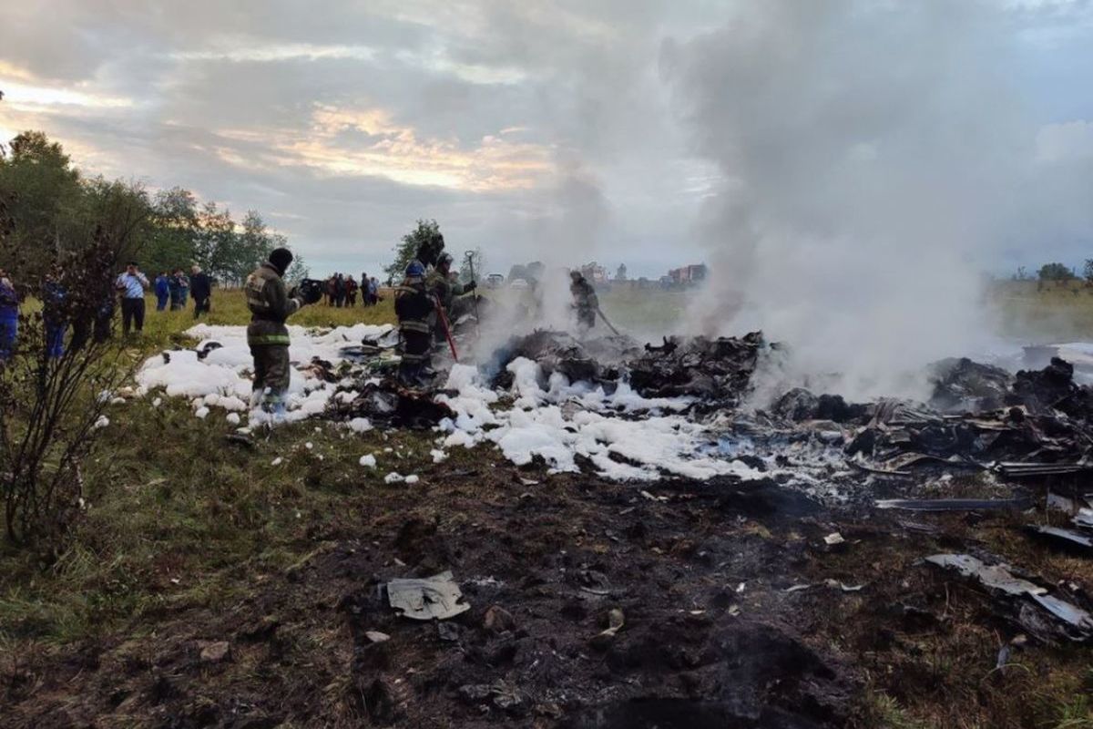 Росавиация сообщает, что на борту катастрофировавшегося самолета находились Евгений Пригожин и Дмитрий Уткин