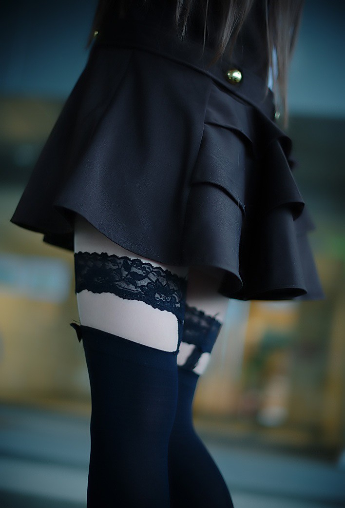Девушка короткая юбка с чулками