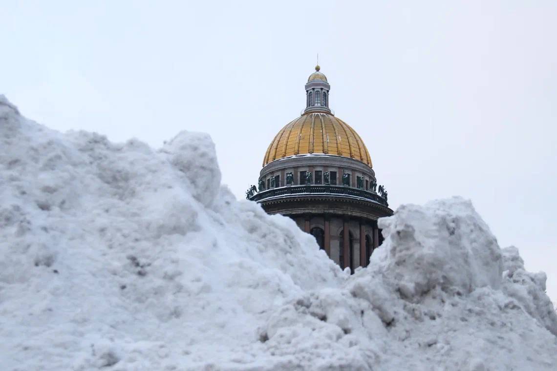 Неубранный снег в Петербурге вынуждает людей с инвалидностью каждый день рисковать жизнью