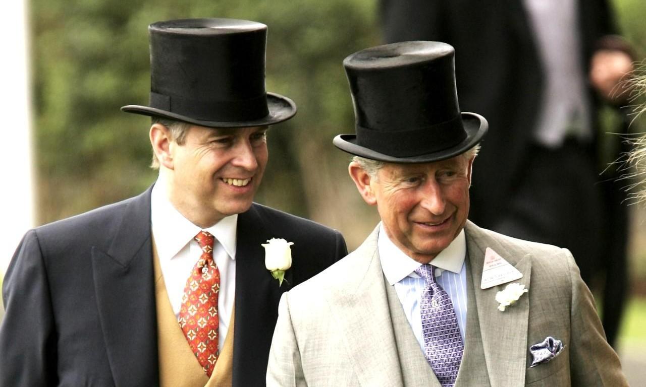 Почему принца Эндрю лишили всех титулов: история конфликта короля Карла III и его младшего брата