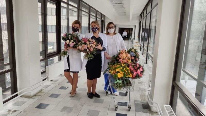 «Цветочный ряд» вручил более тысячи букетов московским врачам