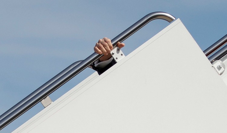 Падение Байдена на самолетном трапе разошлось на мемы Падение Байдена на самолетном трапе разошлось на мемы