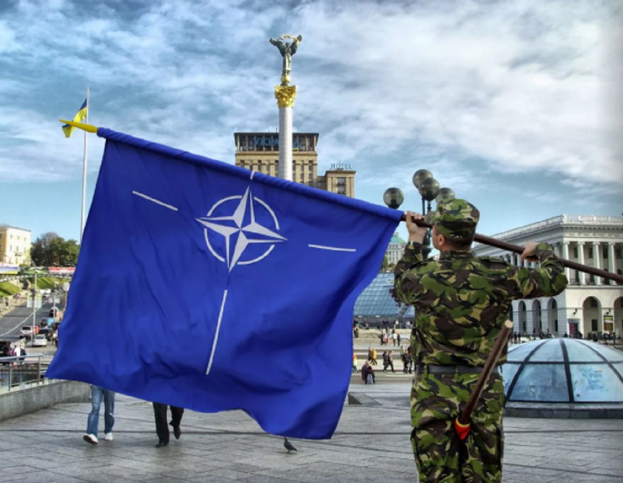 Нато поддержали украину. Флаг Украины и НАТО. Флаг украинского НАТО. Украине Украина в НАТО. Украинские солдаты НАТО.