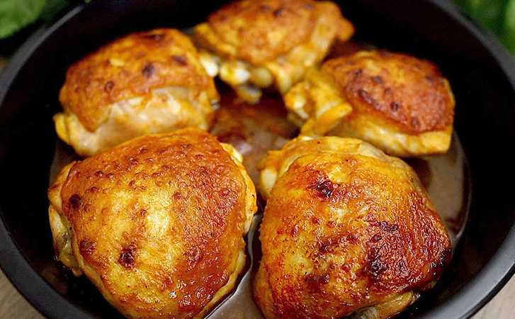 Курицу больше просто так никогда не жарим: запекли в маринаде прямо на сковороде