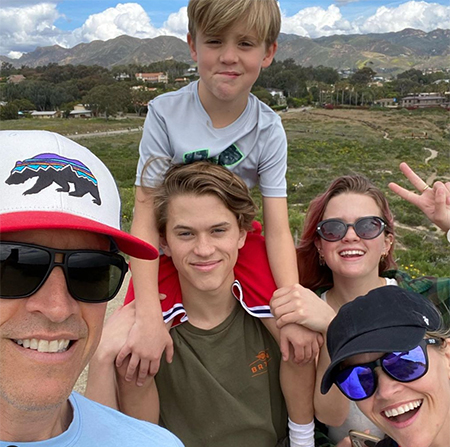 Больше никаких вечеринок: Риз Уизерспун отметила день рождения в походе Звезды,Новости о звездах