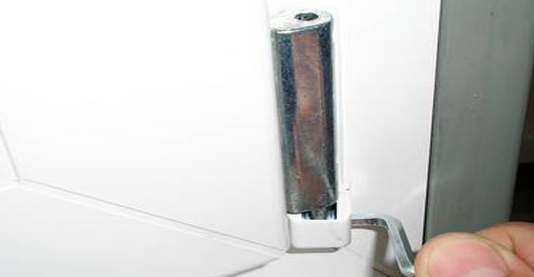 регулировка нижней петли по горизонтале