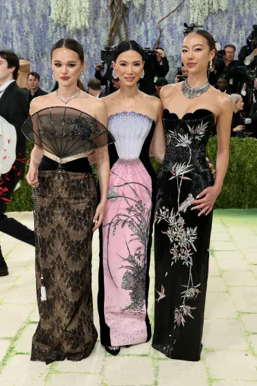 Met Gala — 2026: Энн Хэтэуэй, Виттория Черетти, дочь одного из самых богатых людей Индии Иша Амбани на красной дорожке Images, Джулианна, Метрополитенмузее, Жукова, дочерьмиЛоли, БахияЛоли, БахияРанее, красной, дорожке, вечера, появились, Джиджи, Хадид, Ирина, бюстгальтере, бриллиантами, Николь, Перри, АмбаниВенди, Кидман