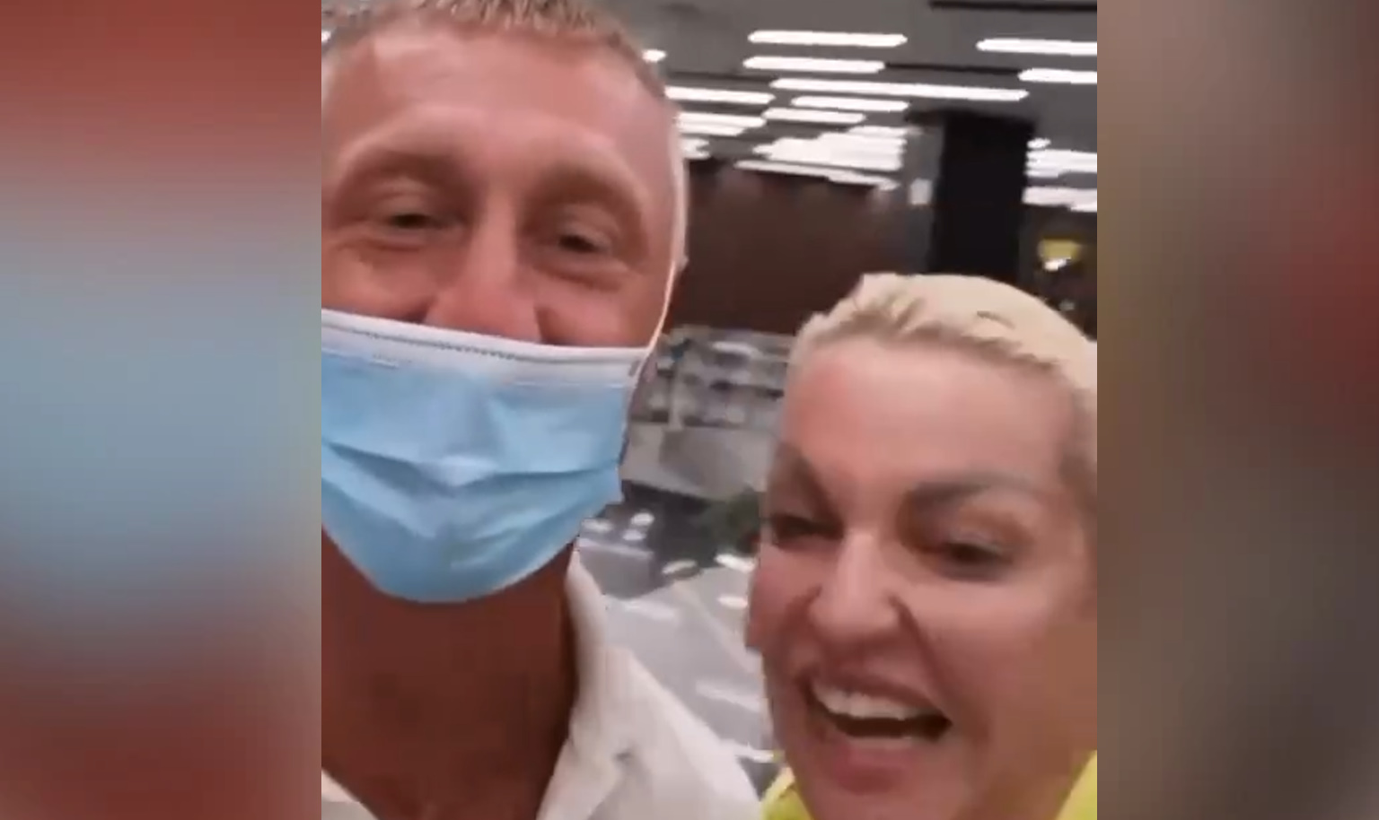 Анастасию Волочкову задержала полиция после скандала в самолёте из-за маски